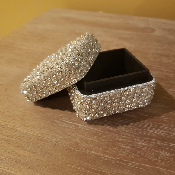 NWT! Sparkling Crystal Diamond Encrusted Silver Jewelry / Keepsake Box - Picture 6 of 8